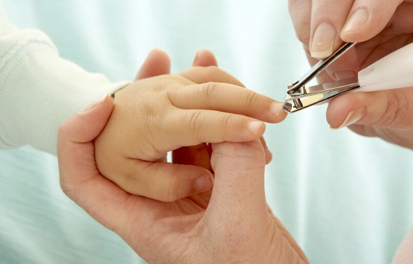 Cut nails to a child
